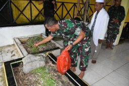 Ratusan anggota TNI jalani tradisi Satuan di Makam Pahlawan Sultan Babullah