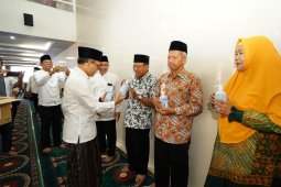 Cegah penyebaran COVID-19, Bupati Banyuwangi berikan bantuan "hand sanitizer" ke tempat ibadah