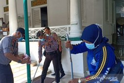 Cegah penularan COVID-19, Tim gabungan bersihkan fasilitas umum di Mentok