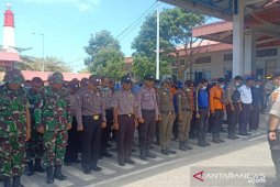 Cegah Covid-19, petugas bersihkan kawasan Pelabuhan Tanjungkalian