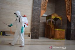 Cegah Corona tempat ibadah di Tangerang disemprot disinfektan