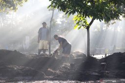Makam terdampak material banjir bandang