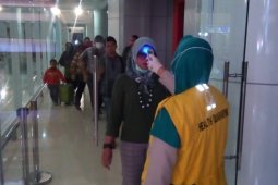 Petugas periksa suhu tubuh penumpang di Bandara Djalaludin Gorontalo
