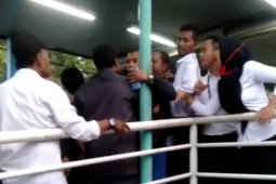 Aturan jaga jarak antarpenumpang TransJakarta  picu keributan