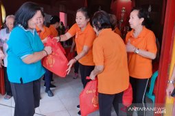 Oma-oma Ceria di Bogor lakukan bakti sosial rayakan hari kelahiran Dewi Kwan Im