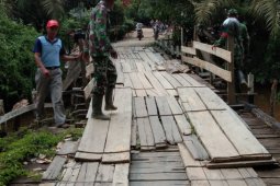 Rangkaian TMMD Kodim 1204 Sanggau bongkar jembatan penghubung