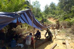 Panas terik tak surutkan semangat gotong royong warga dan prajurit TMMD