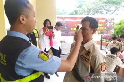 Polres Cianjur cek suhu badan anggota kepolisian dan pewarta
