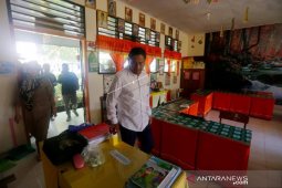 Foto - Bupati Hamim tinjau SDN 3 Bulango Timur yang diliburkan
