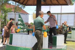 Polres Bangli semprot disinfektan sejumlah kantor pelayanan