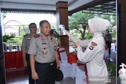 Polda Kalsel cek suhu tubuh anggota cegah virus corona