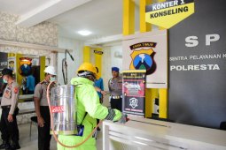 Ruang pelayanan masyarakat di Mapolresta Sidoarjo disemprot disinfektan