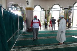 Bupati Lampung Tengah lakukan penyemprotan rumah ibadah