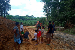 Buka dan perbaiki badan jalan, salah satu target TMMD Kodim 1204 Sanggau