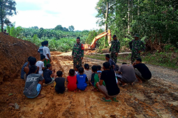 Prajurit dan warga bergotong-royong, wahana pupuk semangat kebersamaan