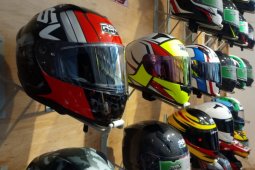 Cegah COVID- 19, distributor helm larang konsumen "fitting"