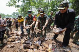 Program TMMD bangun 2,3 km jalan dan jembatan penghubung desa di Kabupaten Bandung