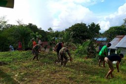Prajurit Satgas TMMD membaur bersama warga