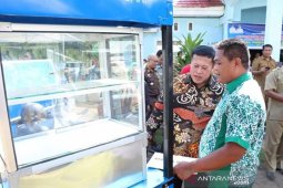 Bupati Mukomuko serahkan bantuan gerobak kepada UKM