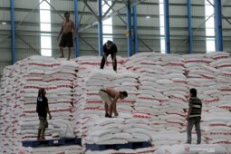 Pemprov Jatim pastikan stok bahan pokok aman