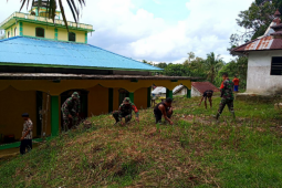 Prajurit TMMD dan warga kerja bakti bersihkan lingkungan masjid