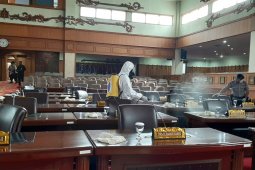 Gedung DPRD Provinsi Jambi disemprot cairan disinfeksi