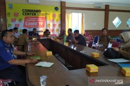 Warga berbagi informasi COVID-19 melalui Comannd Center