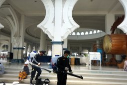 Ratusan personel dikerahkan saat penyemprotan disinfektan di Kota Surabaya