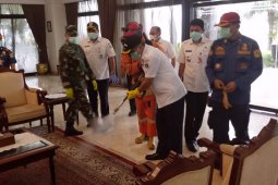 Tak hanya padamkan api, petugas Damkar terlibat penyemprotan disinfeksi