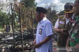 Tujuh rumah dan satu jembatan terbakar, Sekda HST langsung serahkan bantuan