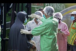 Peziarah warga Batang dari Bali cek suhu tubuh