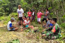 Penuh keakraban, prajurit TMMD bercengkarama bersama warga