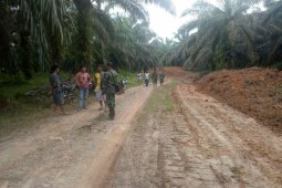 Satgas dan warga awasi pengerjaan buka badan jalan