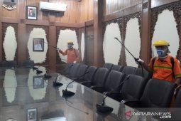 Kantor Wali Kota Jambi disterilkan dengan semprotkan disinfektan