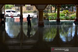 Penyemprotan disinfektan di Pesantren Tebuireng