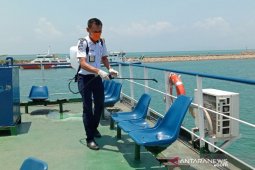 Cegah COVID-19, ASDP semprot cairan disinfektan kapal penyeberangan