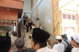Cegah penyebaran COVID-19, polisi semprotkan disinfektan di Ponpes Salafiyah Syafi'iah  Situbondo
