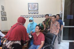 Baru pulang dari Jakarta, 20 legislator Situbondo jalani pemeriksaan kesehatan