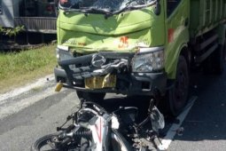 Pengendara Scoopy  tewas di tempat usai tabrakan dengan truk kayu