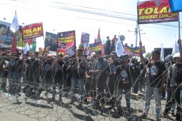 Aliansi buruh dan mahasiswa Jember demo tolak Omnibus Law