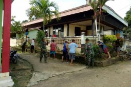 Wujud kebersamaan, Babinsa dan warga bersihkan lingkungan gereja