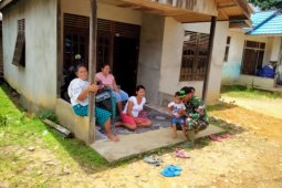 Prajurit Satgas TMMD anjangsana ke Dusun Sekura, ini dilakukannya