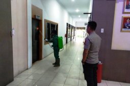 Mapolres Sibolga disemprot disinfektan antisipasi penyebaran corona