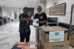 Yayasan Buddha serahkan donasi alat pelindung diri ke RSCM