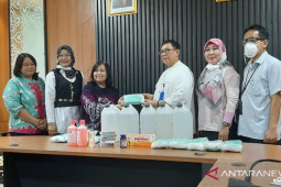 Dosen FISIP Unair sumbang APD ke RSUA untuk tangani COVID-19