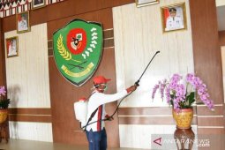 Antisipasi COVID-19, Kantor Bupati Tapsel disemprot cairan disinfektan