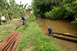 Personel TMMD terpaksa "nyemplung" ke sungai melansir material
