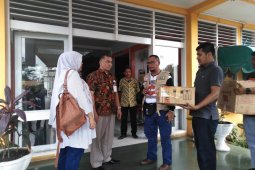 Dinkes Tebing Tinggi serahkan APD ke RS.Sri Pamela dan Kumpulan Pane