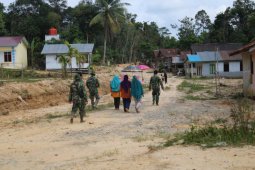 Dilatih bermain rabana, ibu-ibu Dusun Sekura ucapkan terima kasih