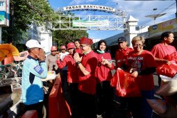 PDI Perjuangan Banyuwangi bagikan minuman rempah dan sembako